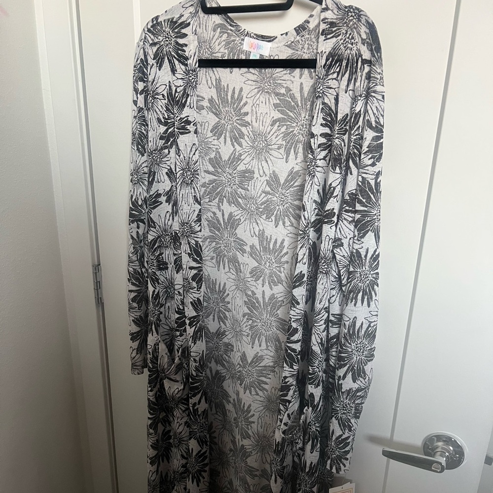Lularoe Black & White 2X Sarah